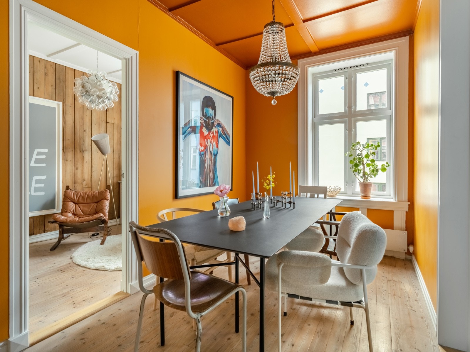 Fra spisestuen finner vi et av totalt to soverom. Galleribilde