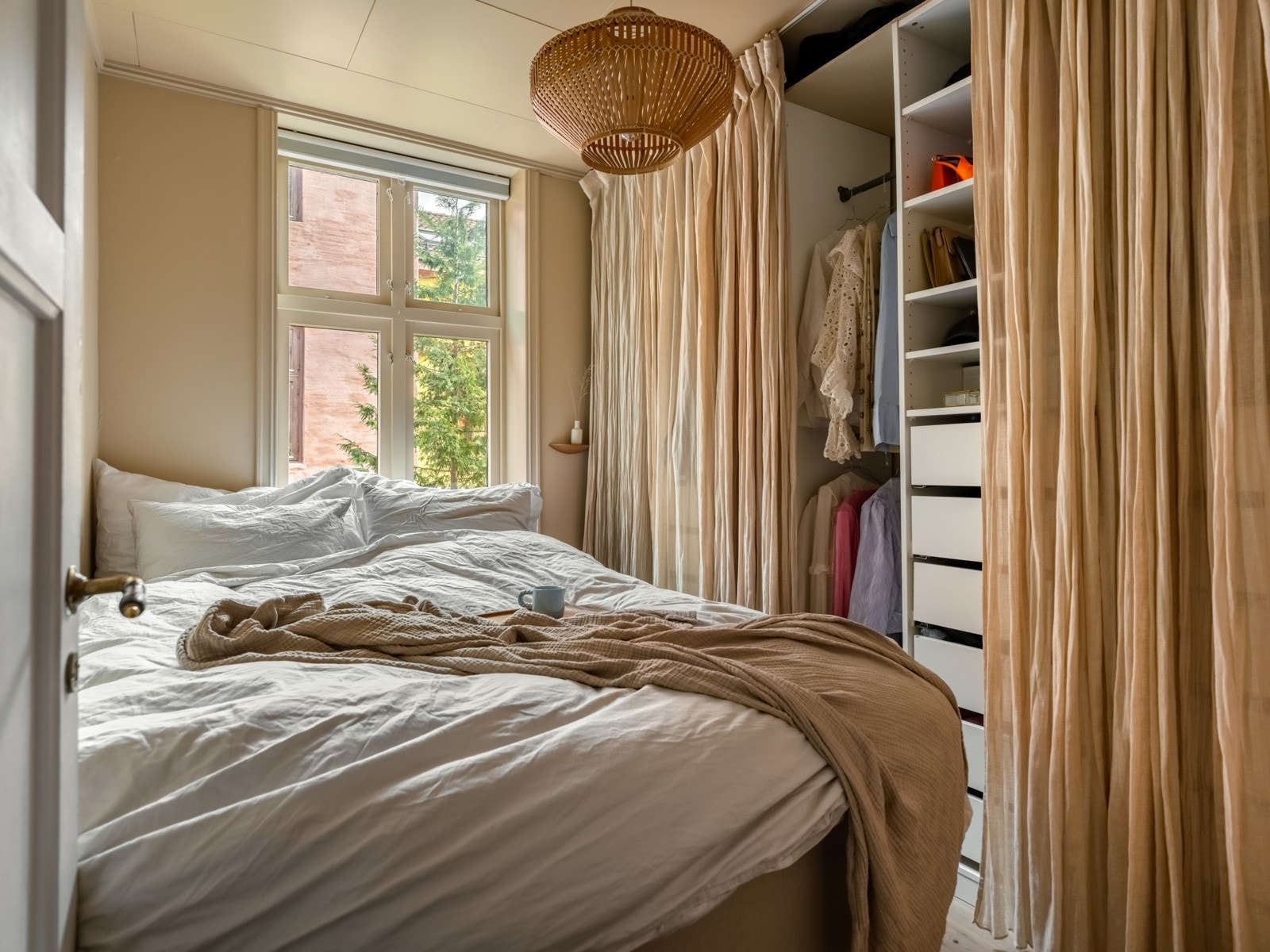 Garderoben følger med på kjøpet. Galleribilde