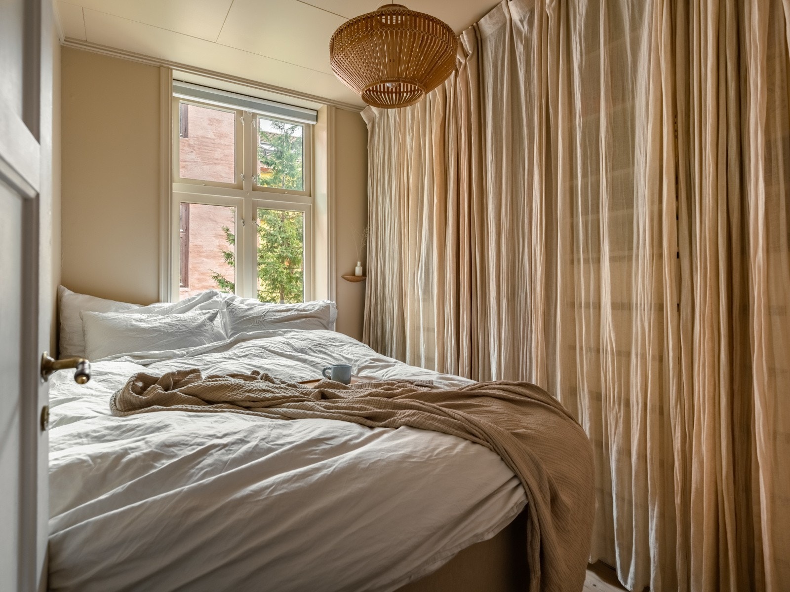 Her er det plass til både dobbeltseng og større garderobeløsning. Galleribilde