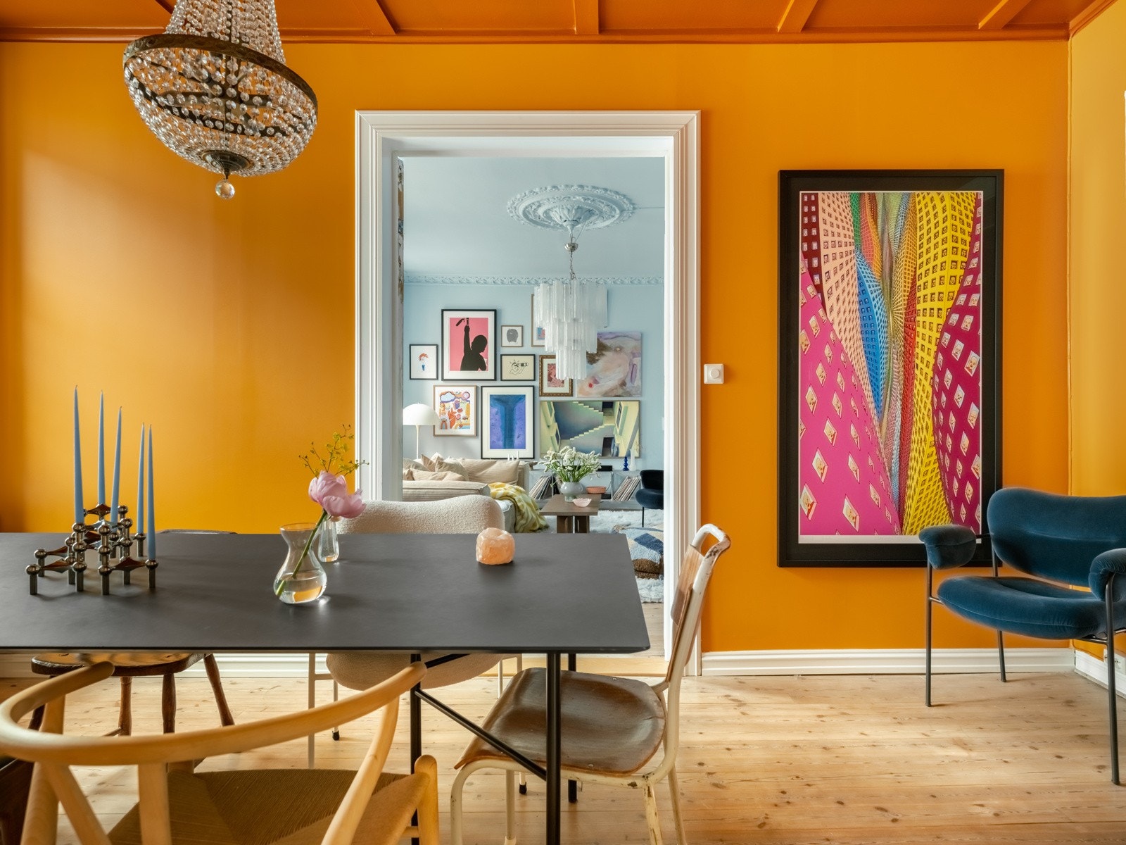 Dette er virkelig en 4-roms av de sjeldne! Ikke bare har den to stuer, to soverom, separat kjøkken og balkong, den har også vært portrettert i flere interiørmagasiner. Galleribilde