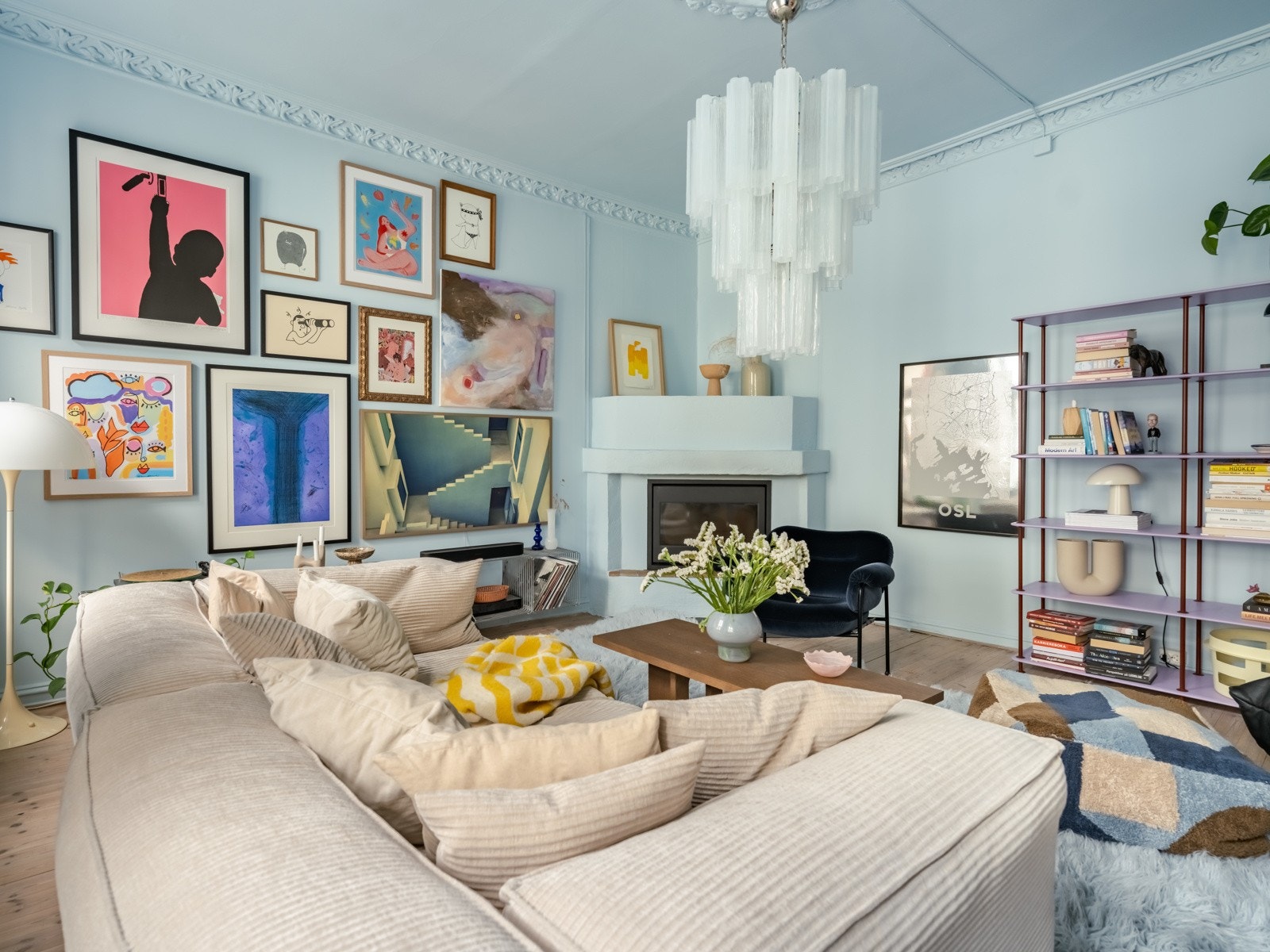 Størrelsen på rommet bidrar til flere fine møbleringsalternativer. I dag er rommet innredet for avslapping og hygge. Galleribilde