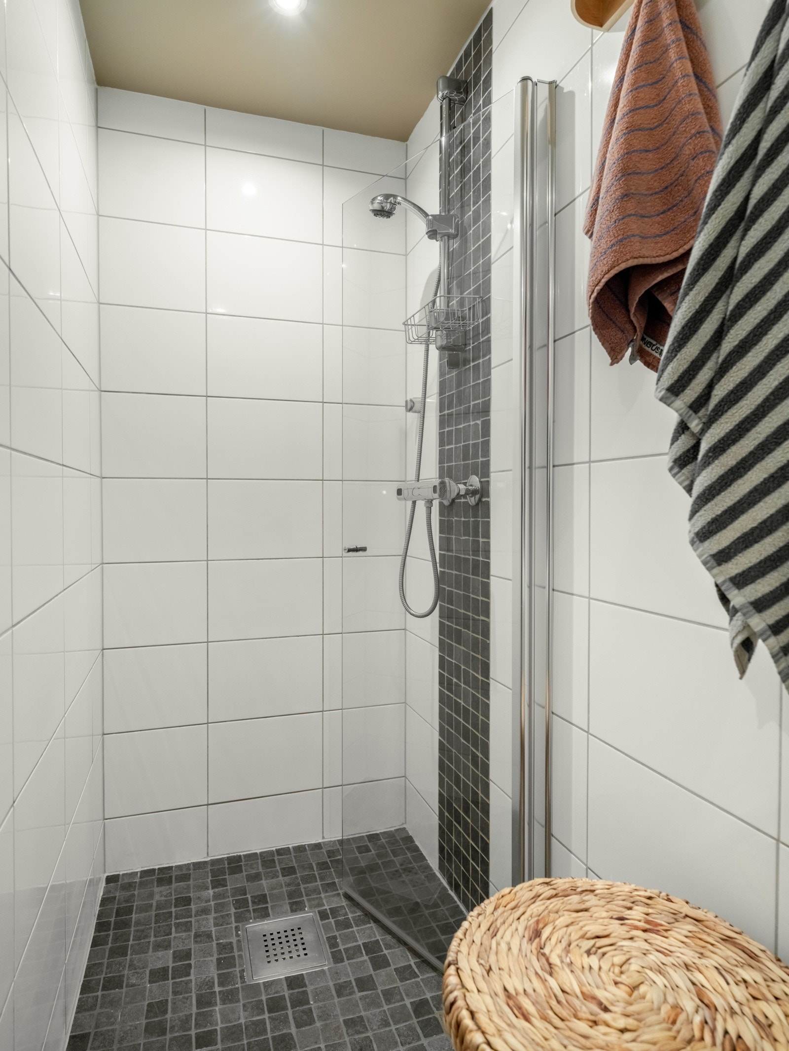 Badet er også innredet med dusjhjørne. Det er downlights i taket og varme i gulvet. Galleribilde