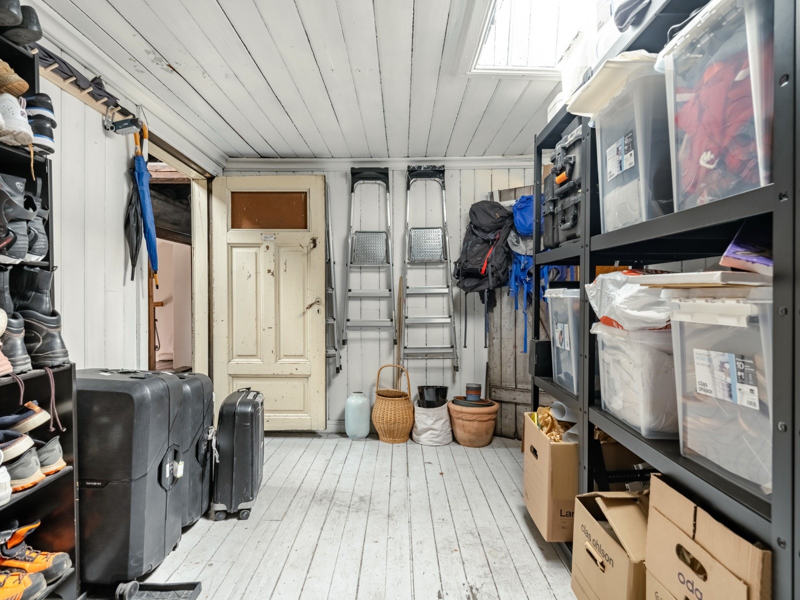 Her er det skikkelig god plass til alt du måtte finne på å lagre i en bod. Det disponeres også en kjellerbod med gulvareal på ca. 5 kvm. Galleribilde