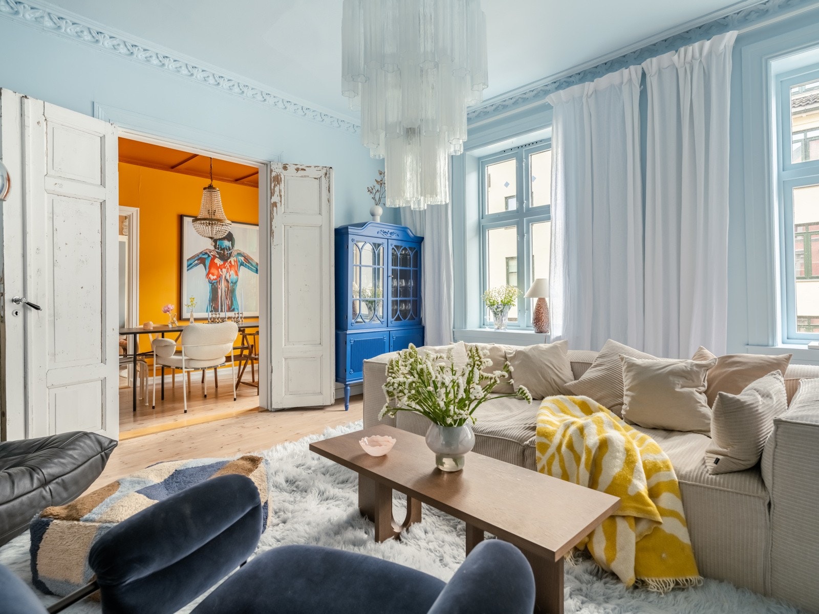 Doble fløydører skiller dagligsstuen og spisestuen. Disse kan også lukkes, en praktisk egenskap dører ofte har. Galleribilde