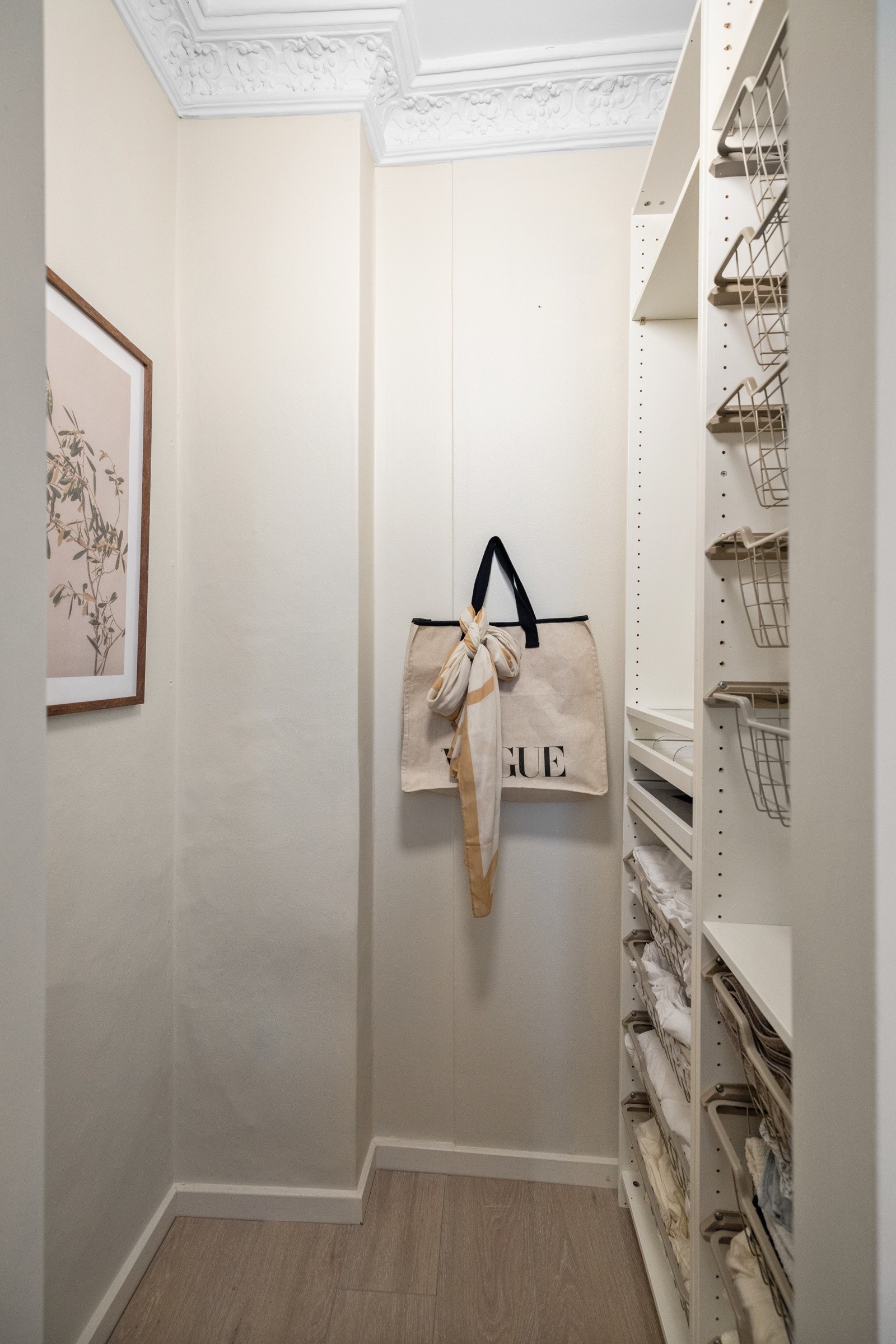 Walk-in-closet som gir deg ypperlig oppbevaringsplass Galleribilde