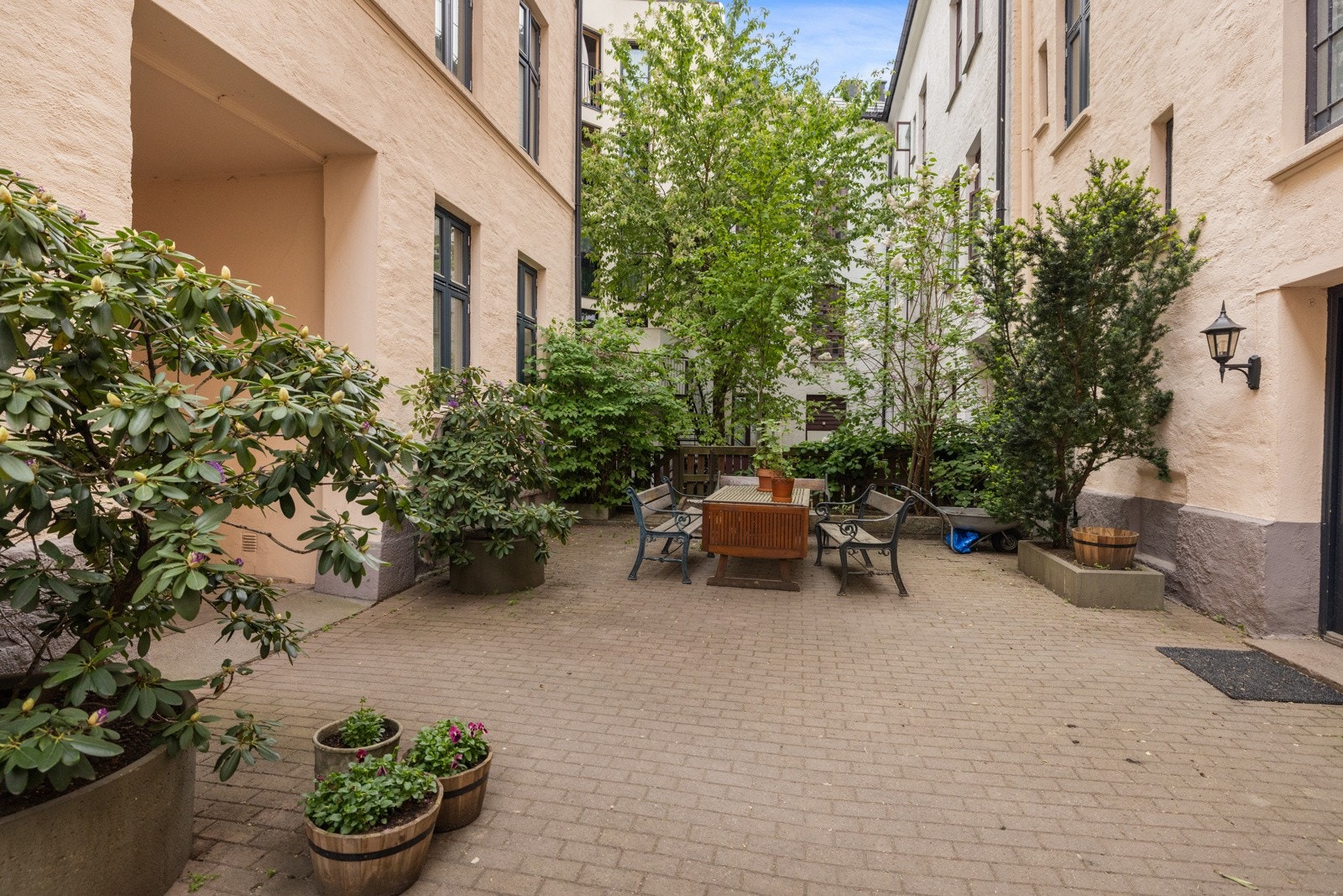 Lekker bakgård. Fasadene ble oppusset i 2016 Galleribilde