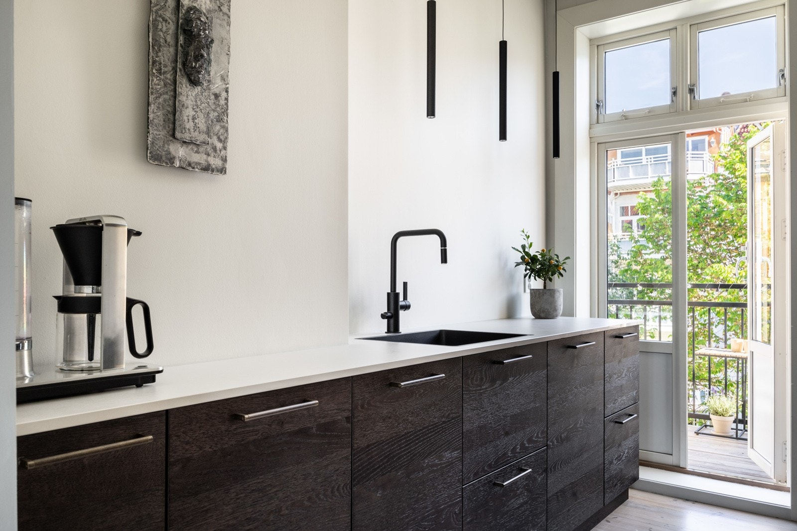 Kjøkkeninnredningen fremstår med en stilren utførelse og levert med kvalitetsmaterialer. Innredningen har en keramisk benkeplate og beskyttelsesplate på vegg av Dekton som er et attraktivt materiale som er utrolig slitesterkt. Galleribilde