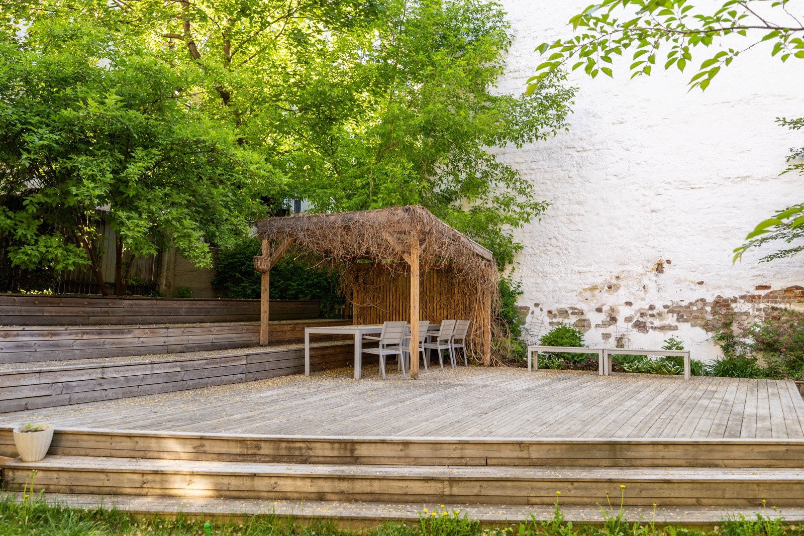 Fellesarealet er pent opparbeidet og godt vedlikeholdt. Det er oppført platting med møbler som bord og stoler, samt grill. Galleribilde