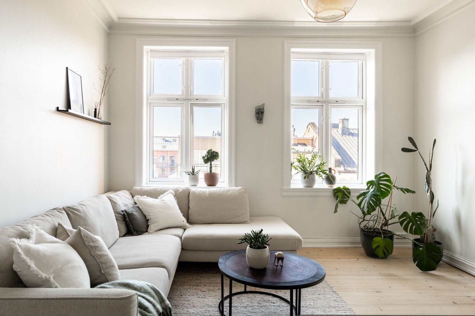 Spesielt for rommet er det nydelige lyset som treffer inn gjennom de store, klassiske vinduene fra ca. kl 12. Galleribilde