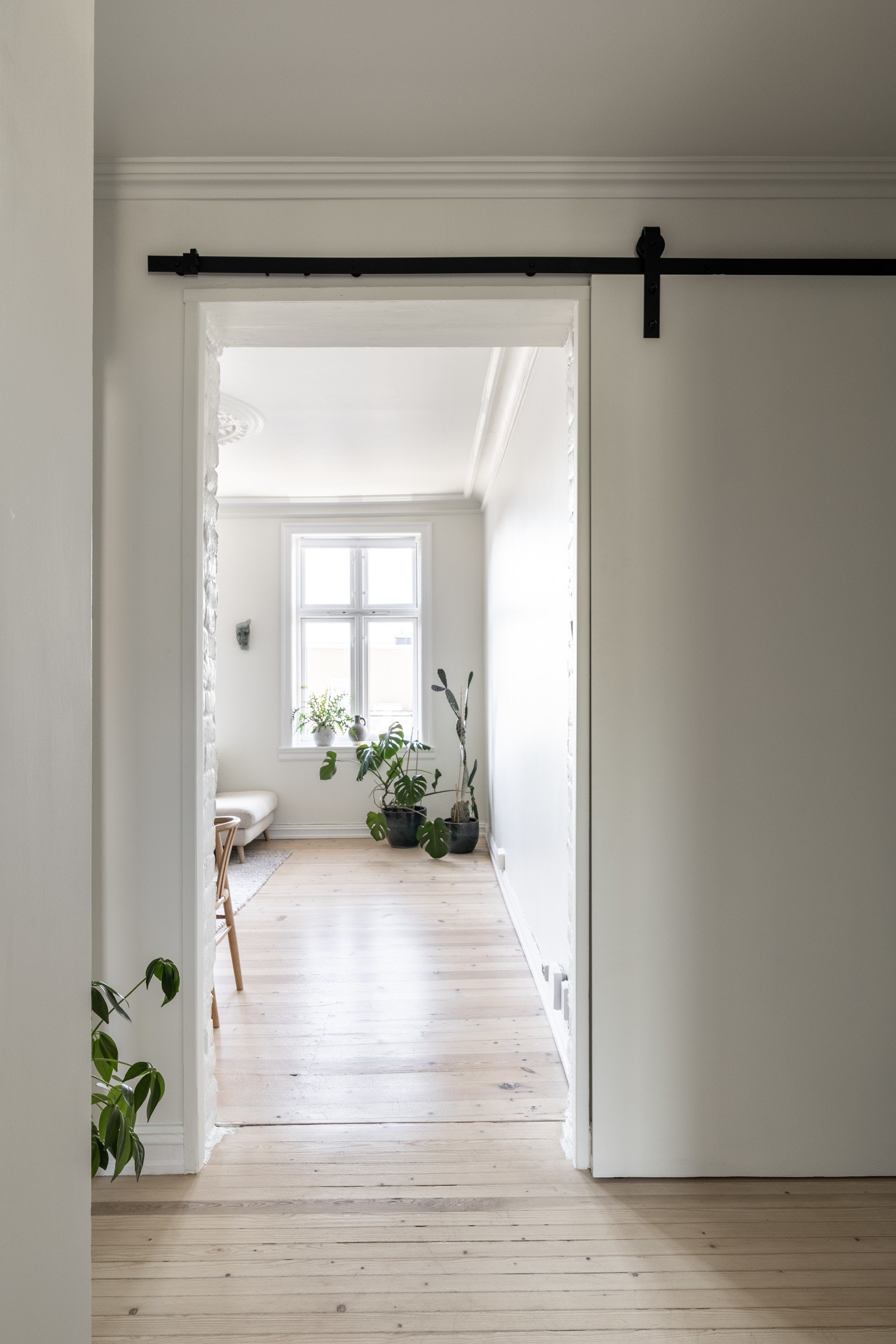 Skyvedøren er tiltenkt for å kunne ta imot gjester og gjøre om stuen til et gjesteværelse på kveldstid for å skape en privat sone. Galleribilde