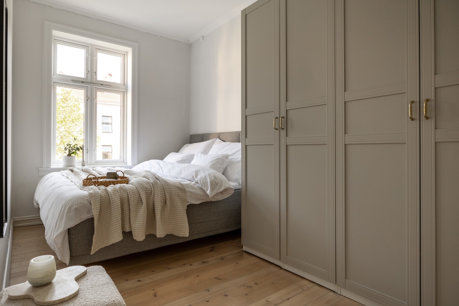 Leiligheten har et stort soverom som vender mot bakgård. Galleribilde