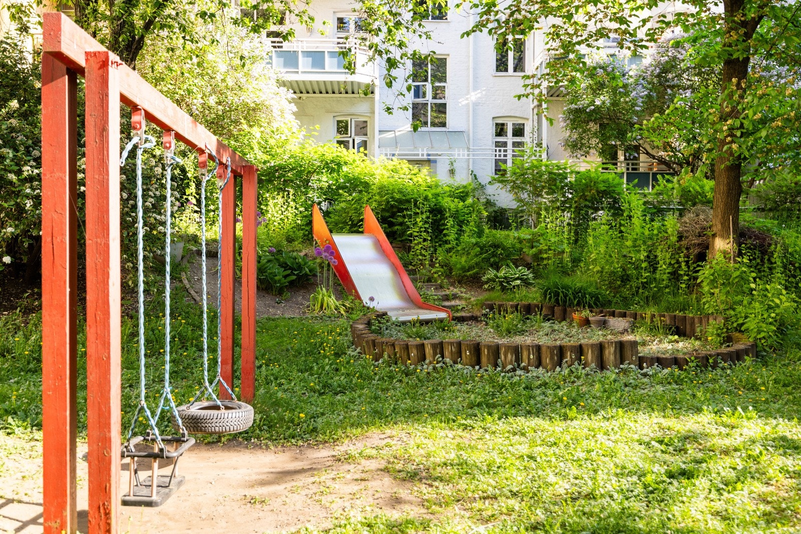 Bakgården er perfekt tilrettelagt for fine sommerkvelder i hyggelig selskap. Galleribilde