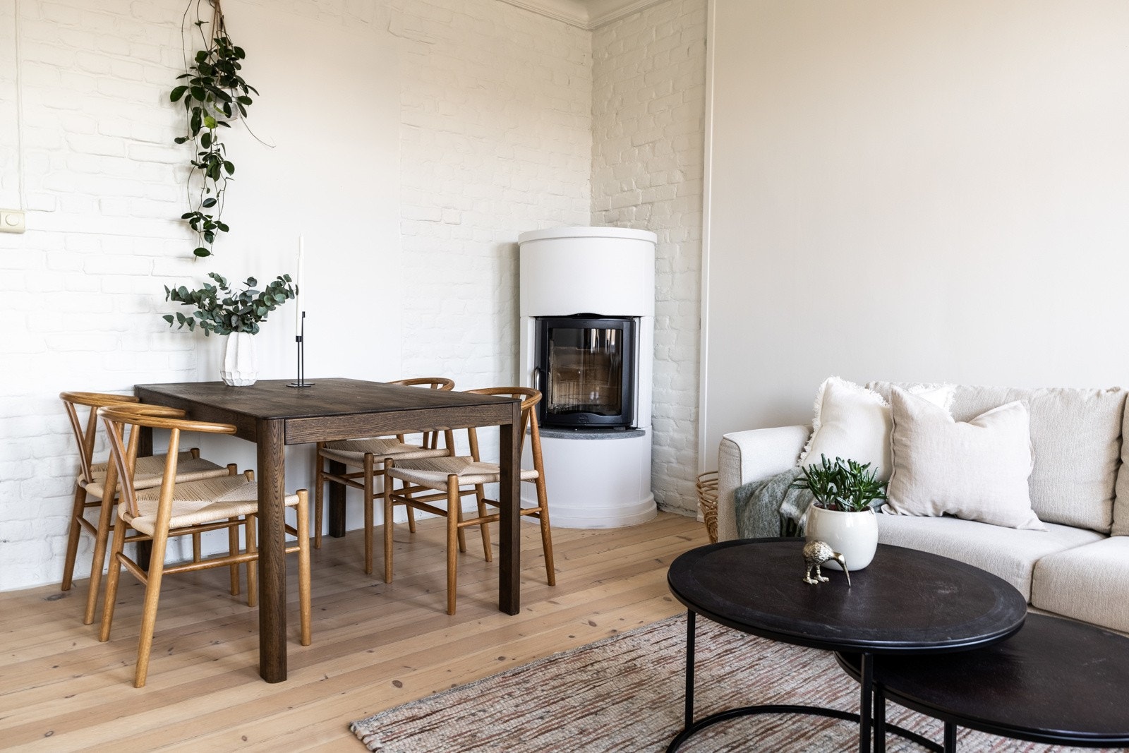 Stuen preges av klassiske detaljer og har både rosett, peis og originale tregulv. Sistnevnte er gjennomgående for øvrige rom. Galleribilde