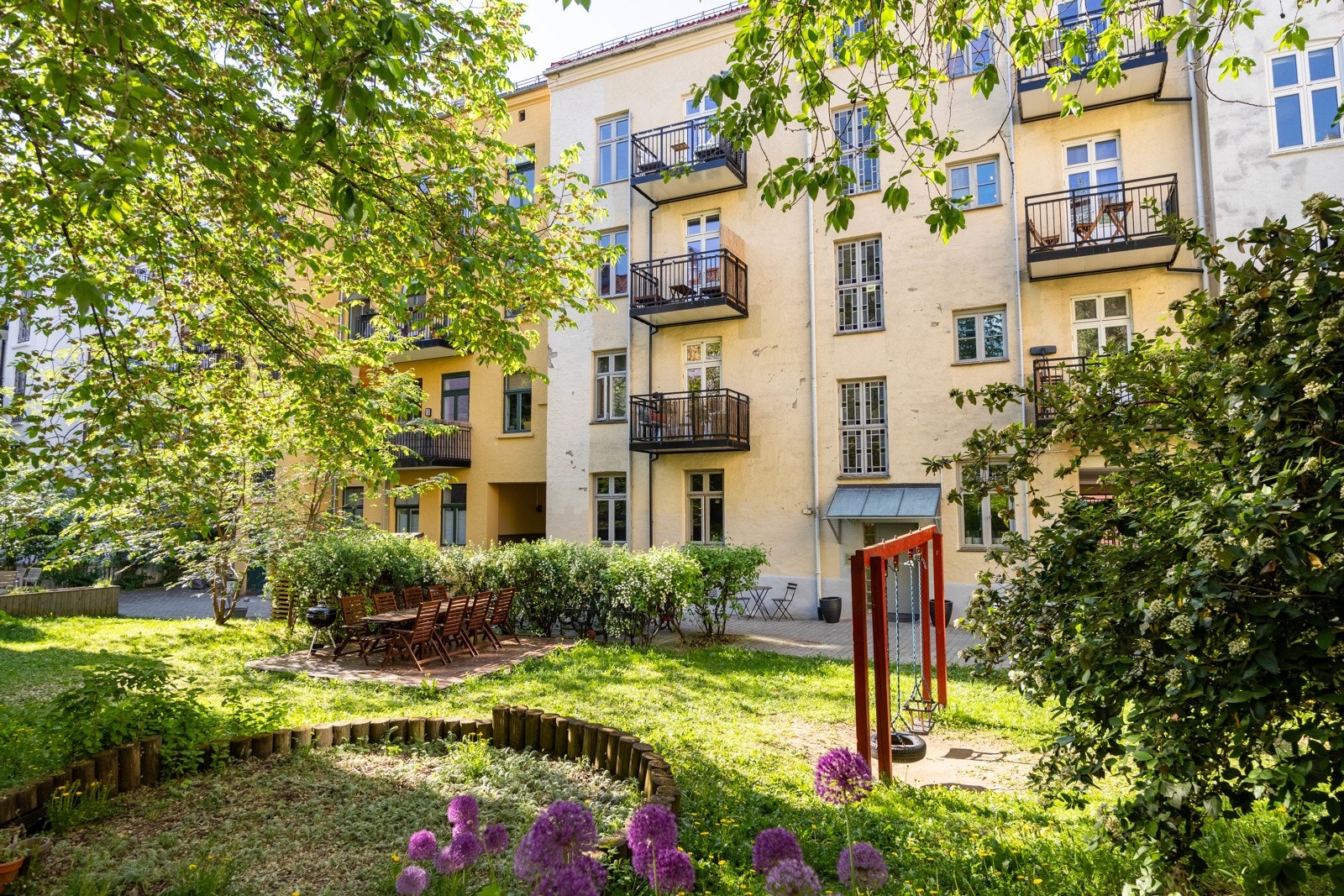 Borettslaget har en grønn og fin bakgård som deles med nabogårdene. Galleribilde