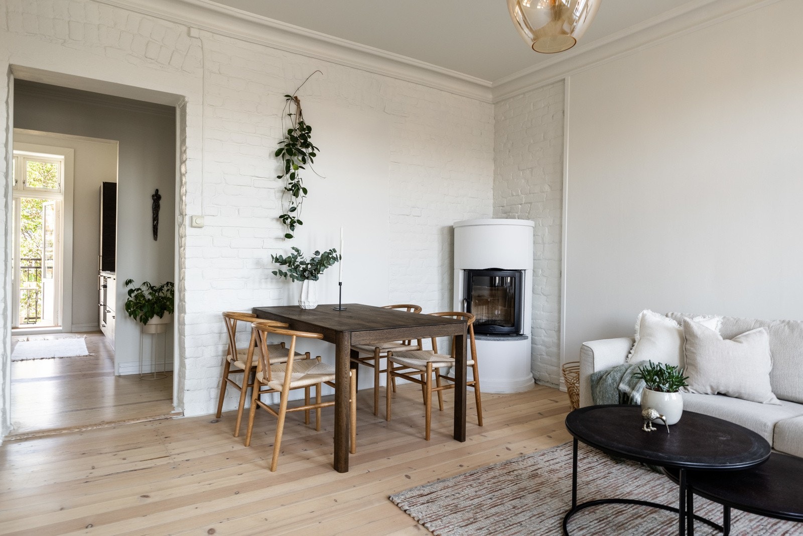 Selger opplyser at dette er en lys leilighet gjennom hele året, til og med gjennom de mørkeste vintermånedene. Dette er unikt med å ha en beliggenhet i toppetasje. Galleribilde