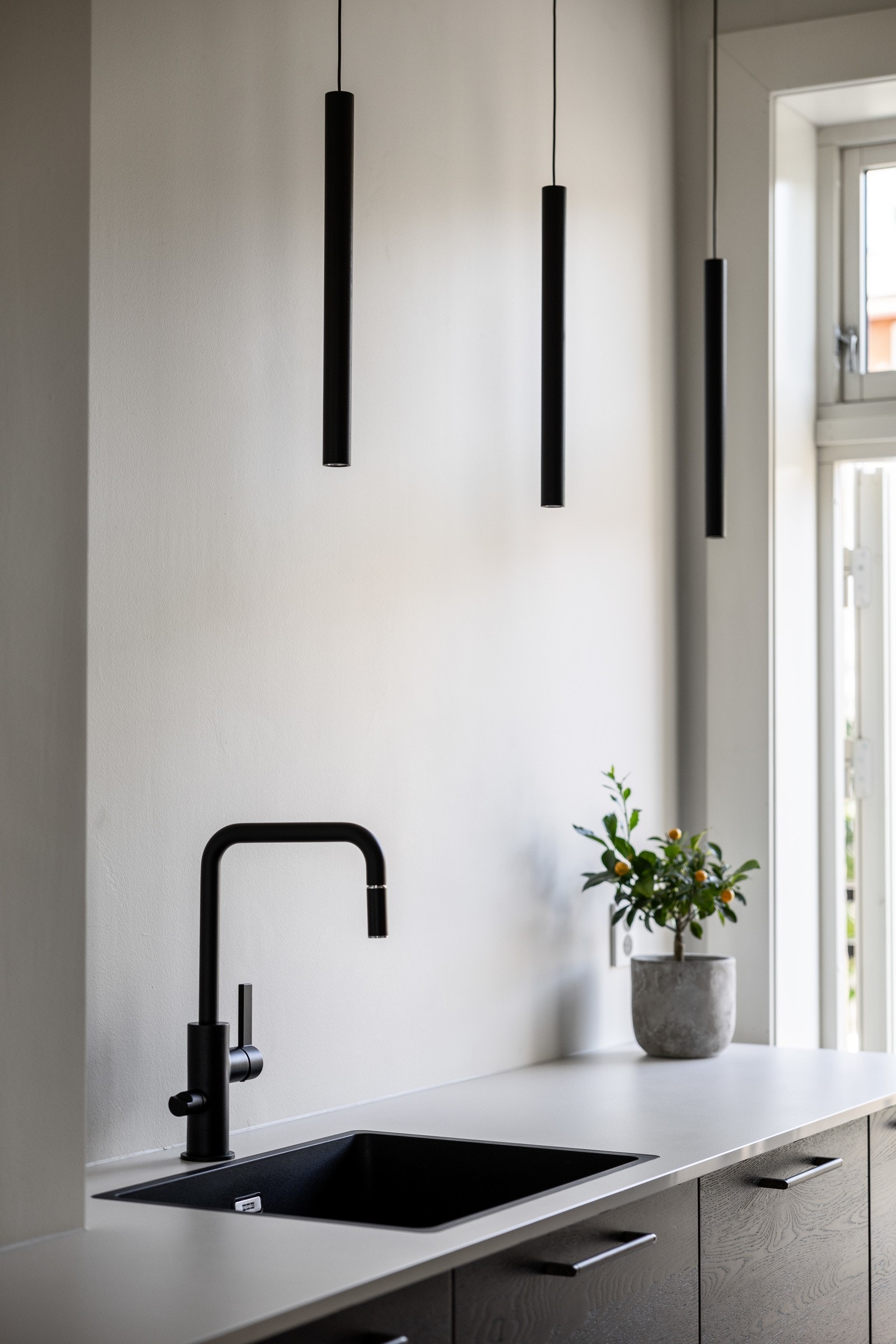 Dette er et kjøkken hvor alt er tilrettelagt, og kokkelering går som en lek. Det er etablert både komfyrvakt og lekkasjevarsler. Galleribilde