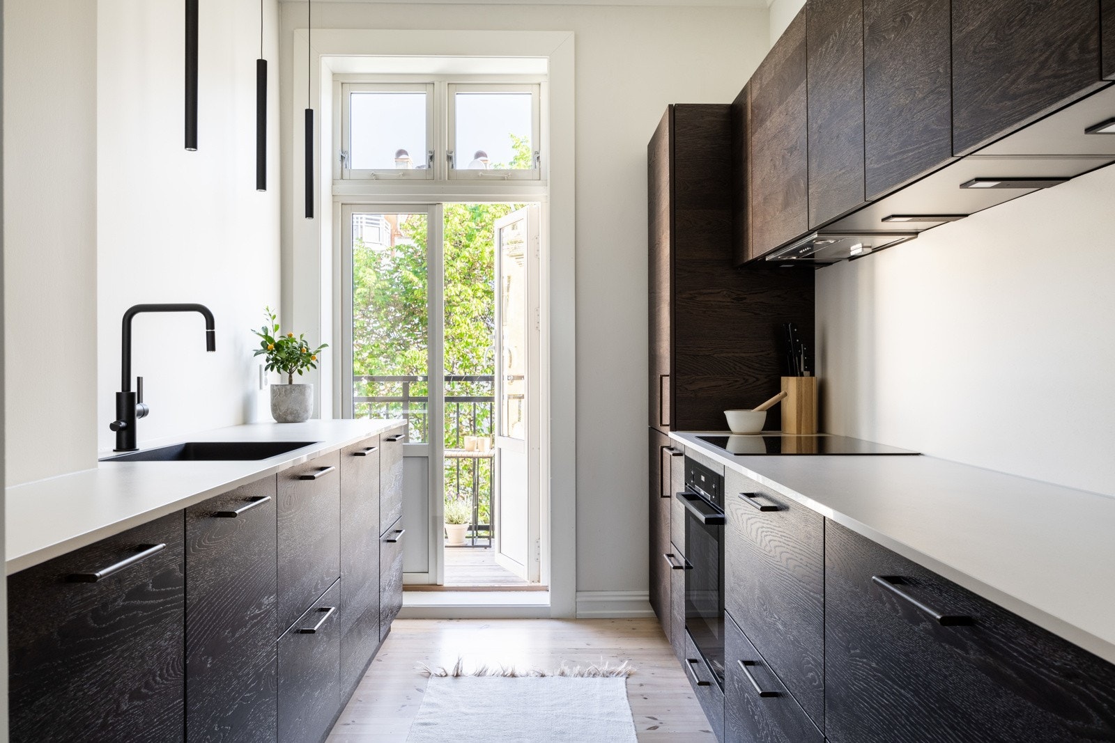 En klassisk og stilren bygårdsleilighet beliggende i toppetasje. Galleribilde