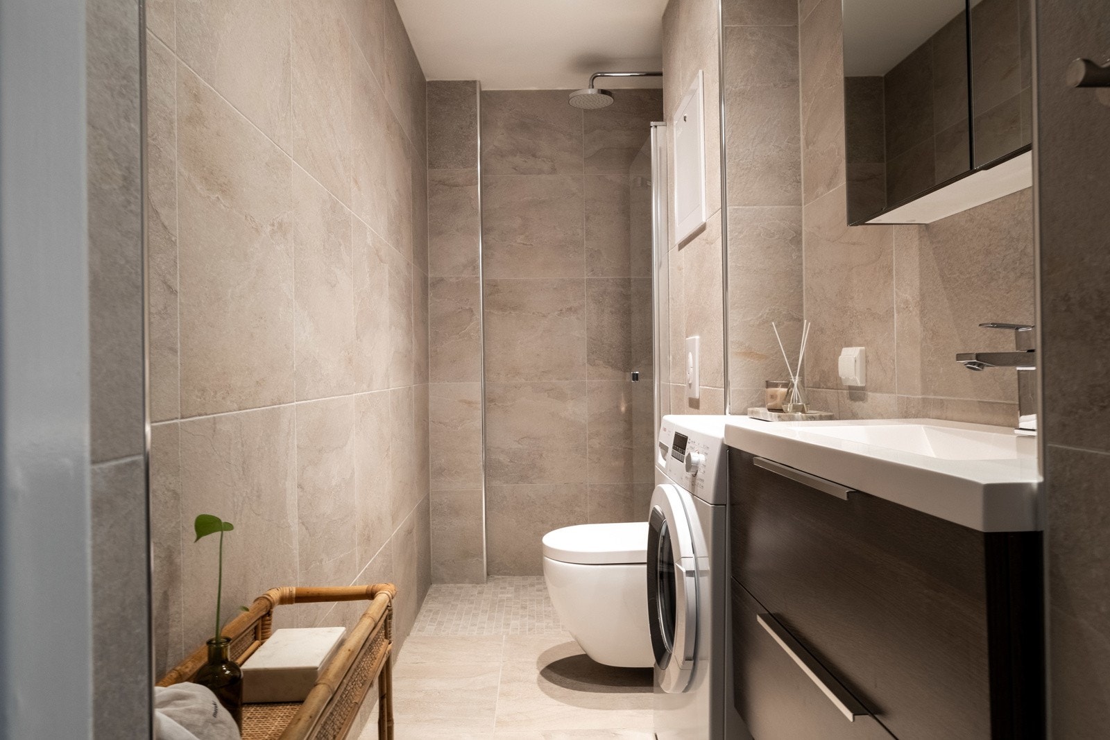 Badet fremstår delikat og moderne og har samme gjennomførelse som øvrig standard i leiligheten. Badet er totalrenovert i 2018 i regi av tidligere eier. Galleribilde