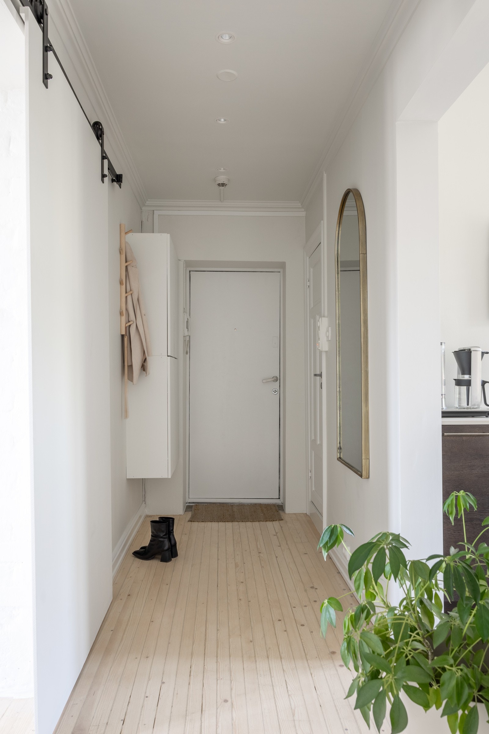 Entréen er lys og nymalt med plass for oppbevaring av yttertøy og sko. Galleribilde