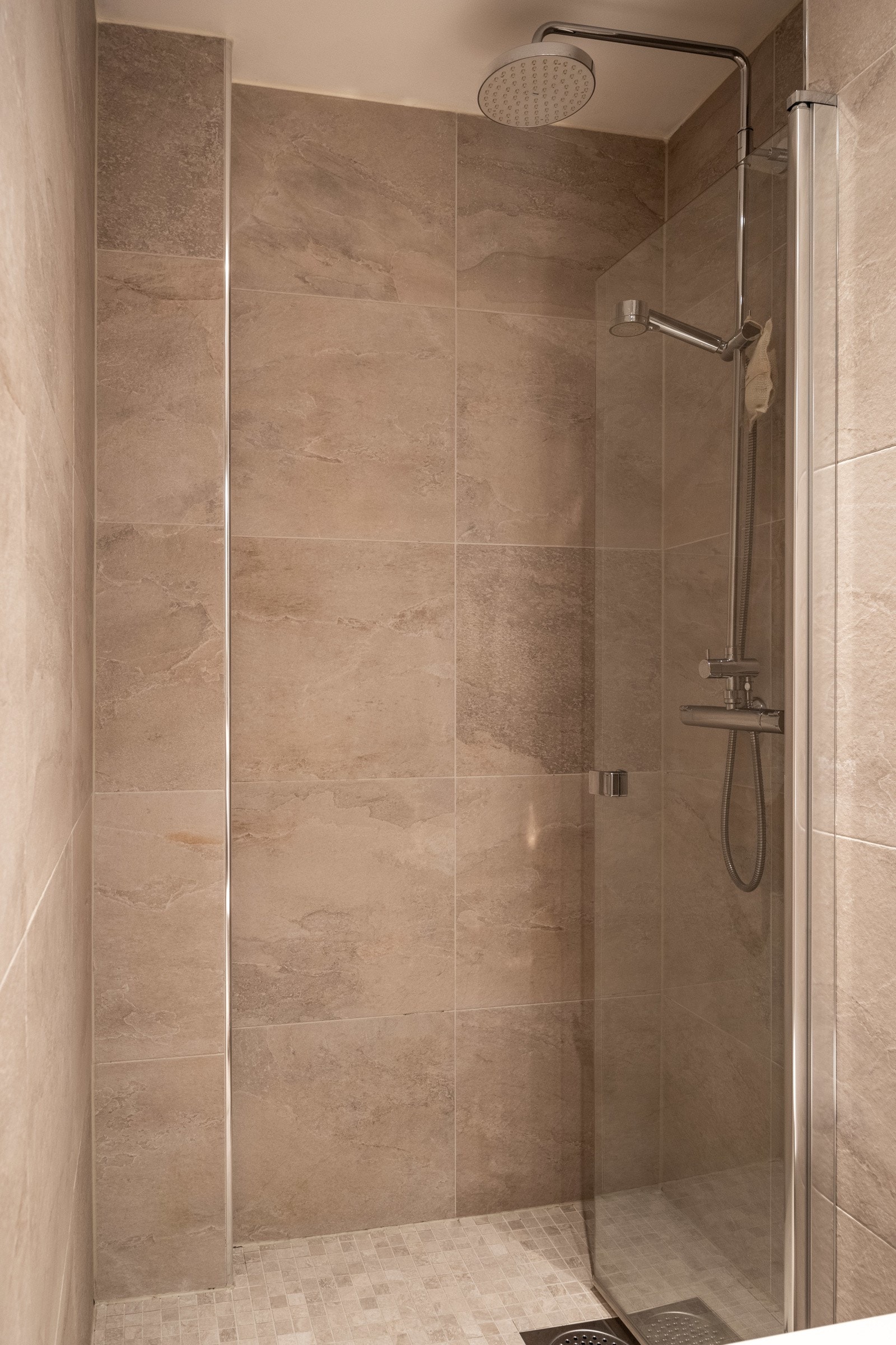 Badet består av flislagt gulv med underliggende gulvvarme og flislagte vegger. Himling er med downlights. Galleribilde