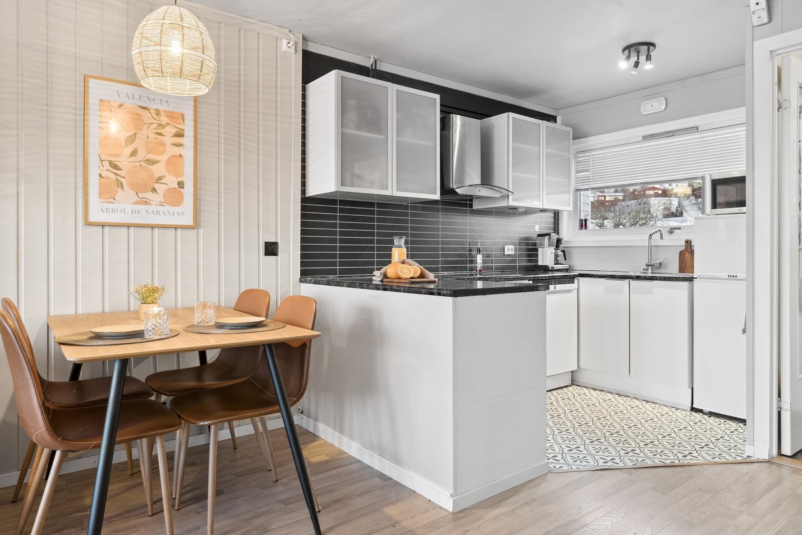 Kjøkkenet er i en åpen og luftig løsning mot stuen Galleribilde