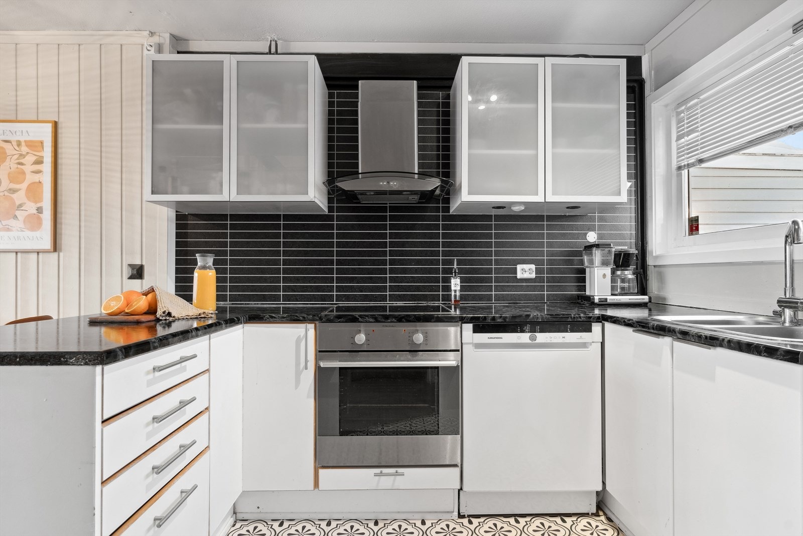 Her har en det en måtte trenge av skap-, skuff- og benkeplass. Galleribilde