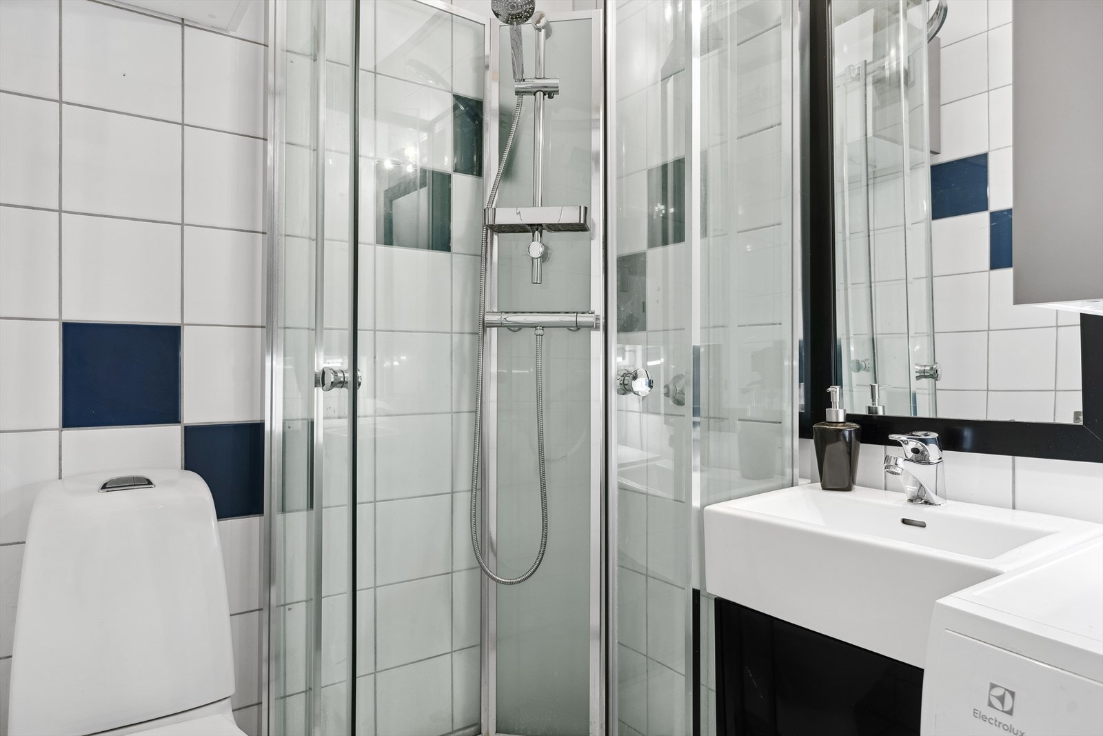 Av innredning har badet dusjkabinett, baderomsinnredning, wc og opplegg for vaskemaskin. Galleribilde