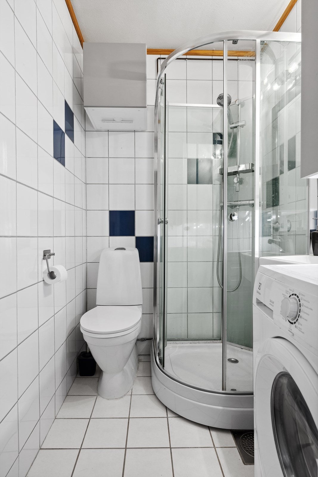 Badet har flislagte overflater på gulv og vegger Galleribilde