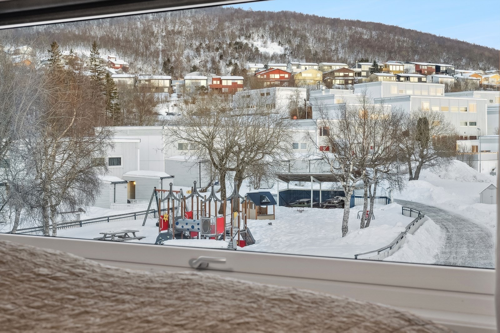 Rett utenfor døra er det lekeplass for de minste Galleribilde