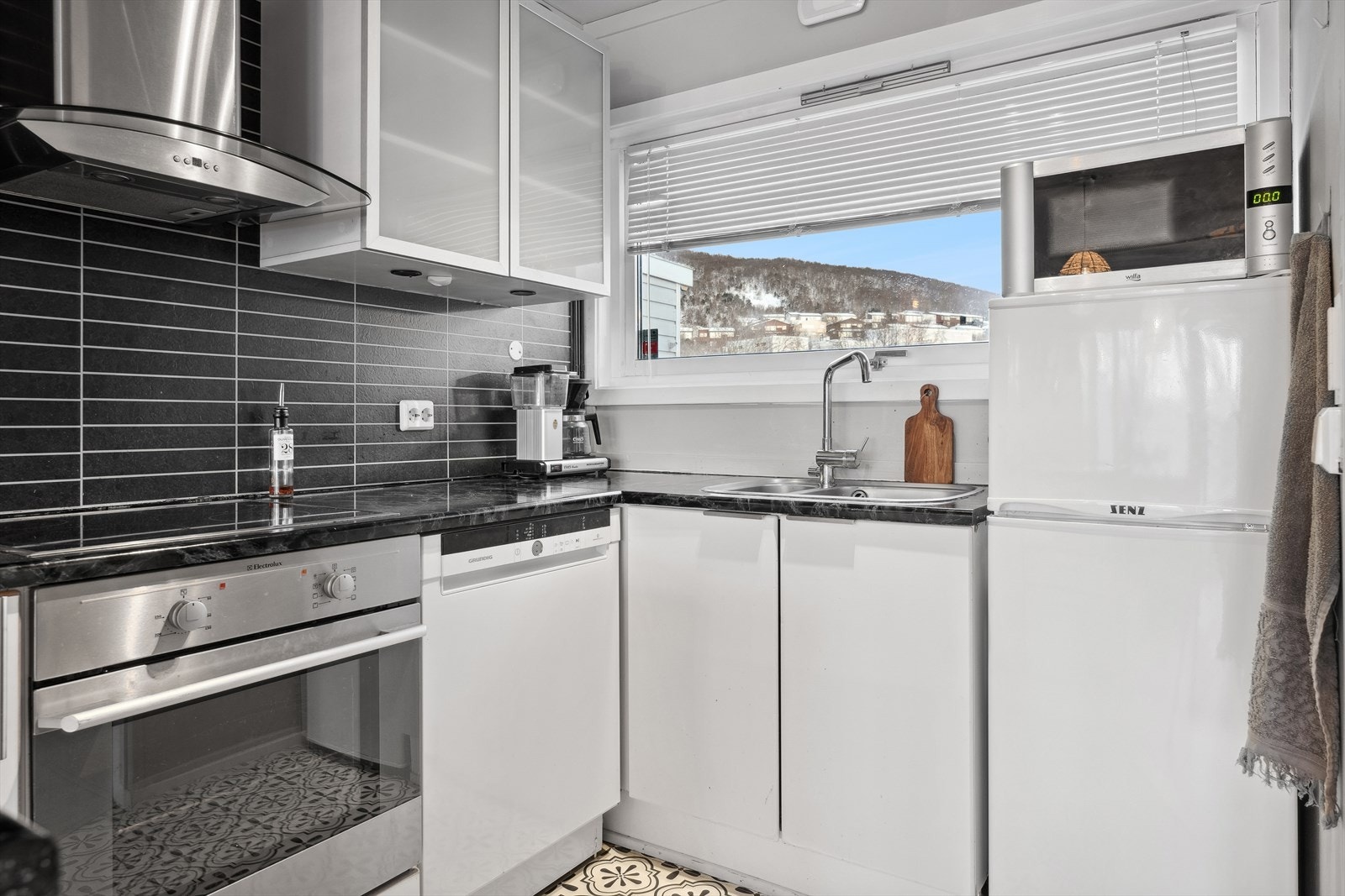 Kjøkkenet har integrert stekeovn og platetopp samt plass for frittstående oppvaskmaskin og kjøl/frys. Galleribilde