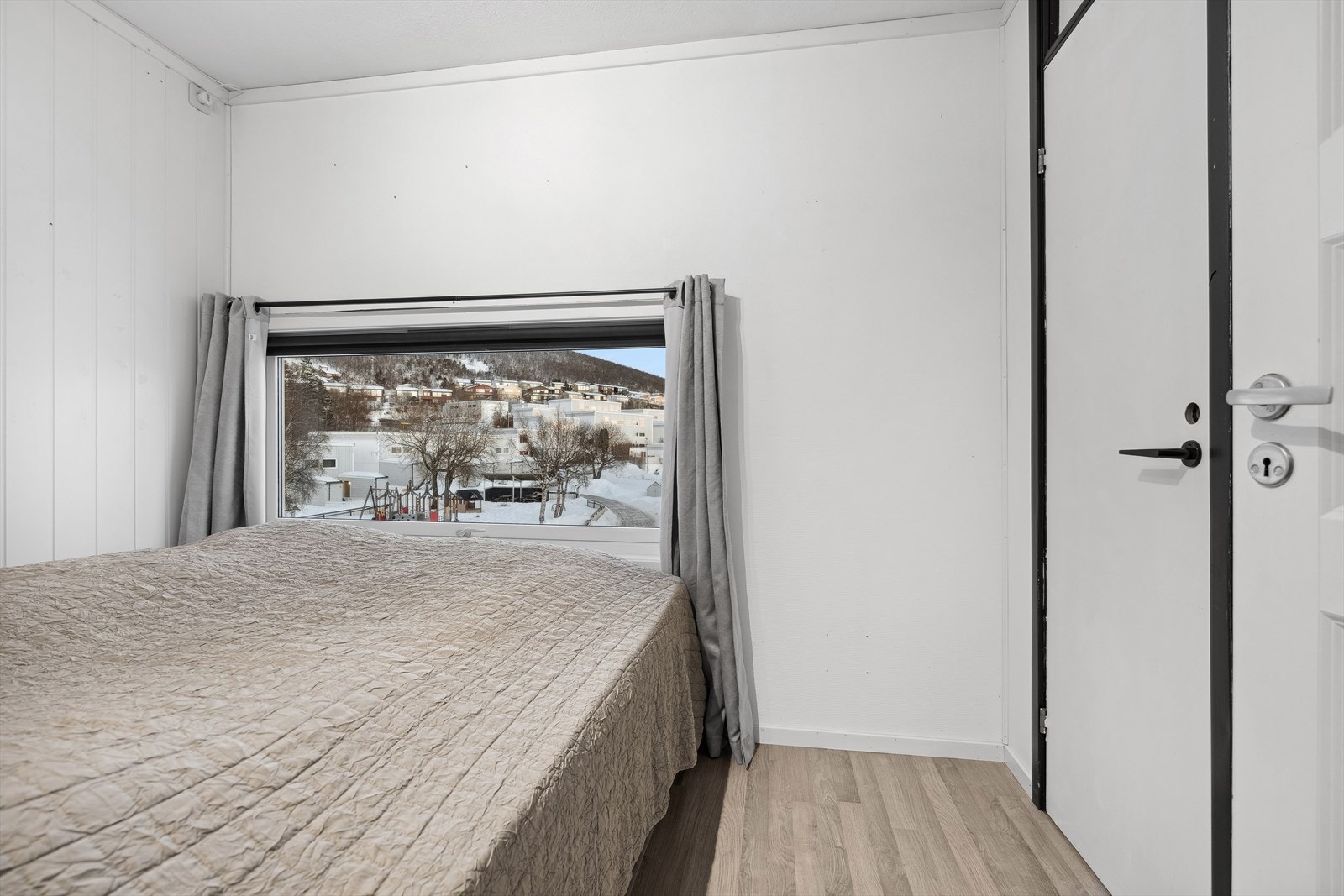 Soverom nr 2 med liten gardrobe/bod Galleribilde