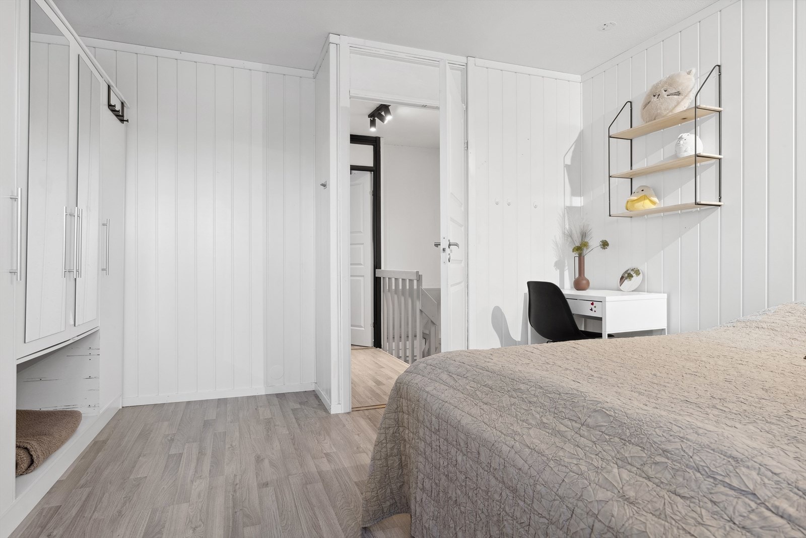 Her har en god plass for både dobbeltseng, nattbord og garderobeløsninger. Galleribilde