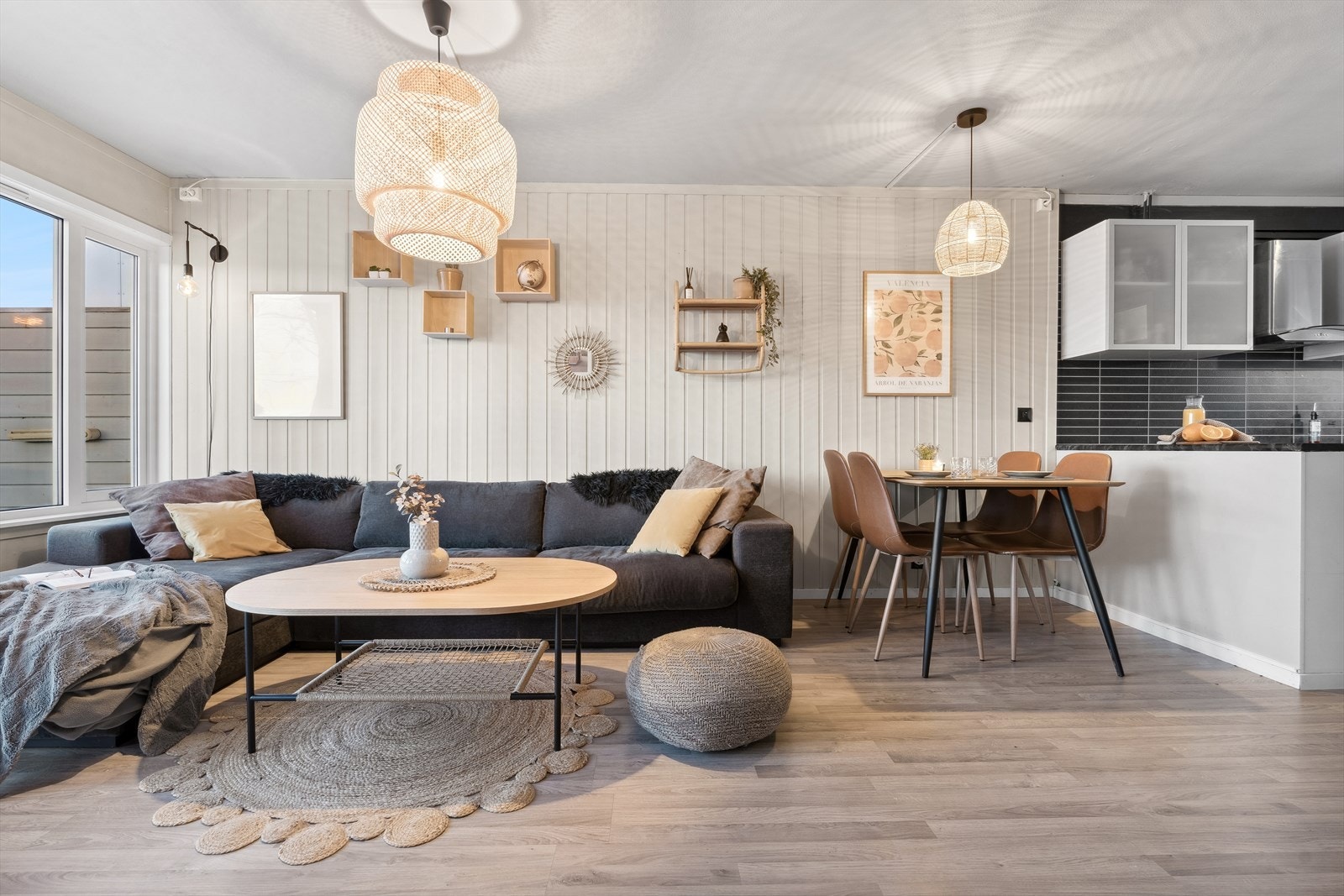 Sofakroken finner fort sin naturlige plass i rommet Galleribilde