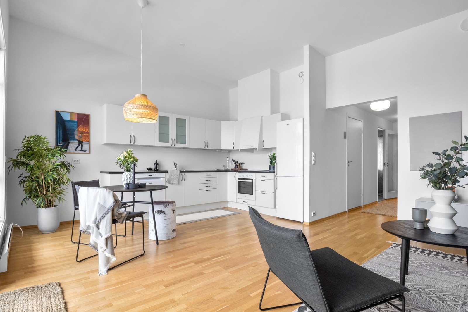 Høyt under taket gir en luftig og god romfølelse. Galleribilde