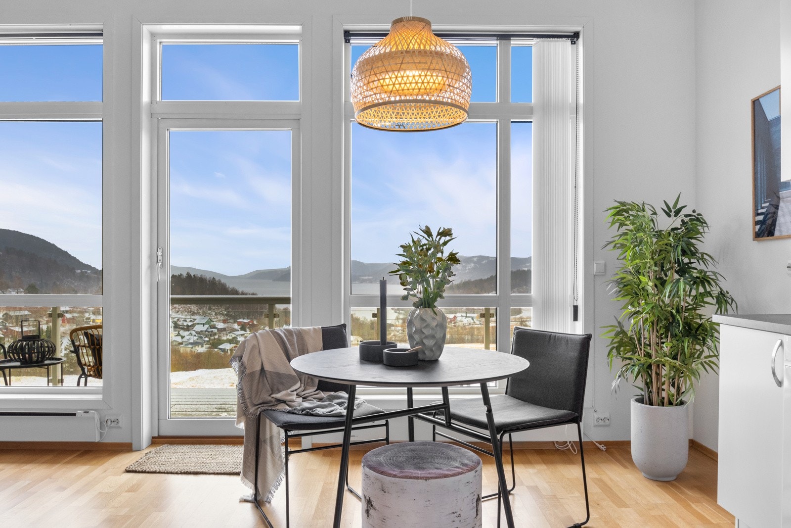 God plass til spsiestue og sofagruppe i stuen. Galleribilde