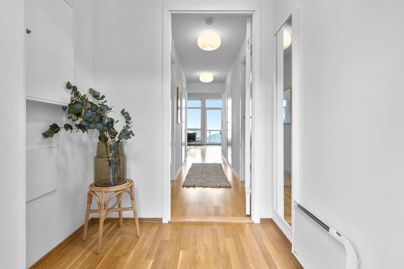 Entré med plass til oppbevaringsmøbler. Galleribilde