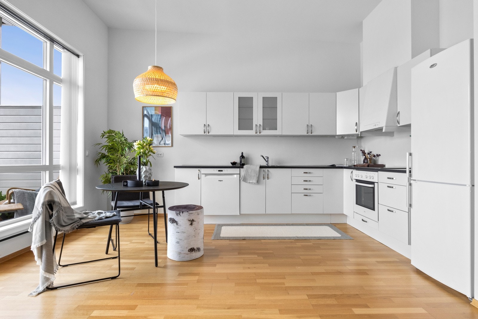 Åpen løsning mellom stue og kjøkken. Galleribilde