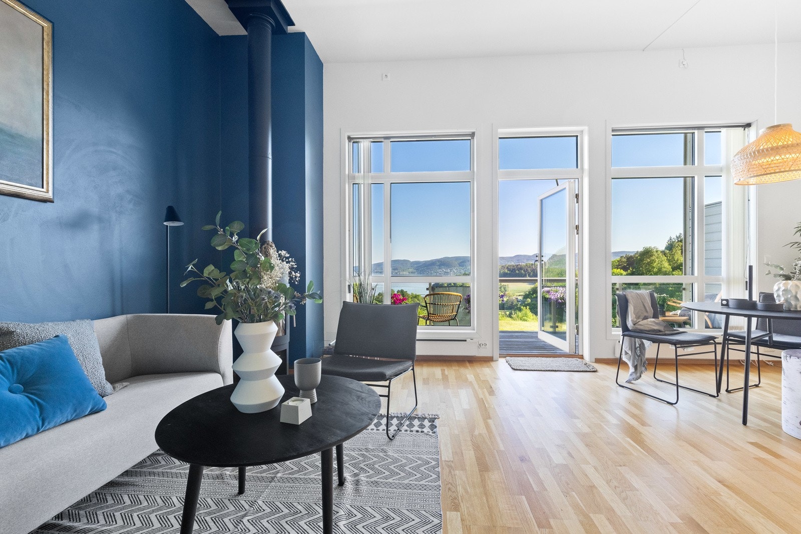 Leiligheten ligger i andre etasje med utgang til overbygget balkong. Galleribilde