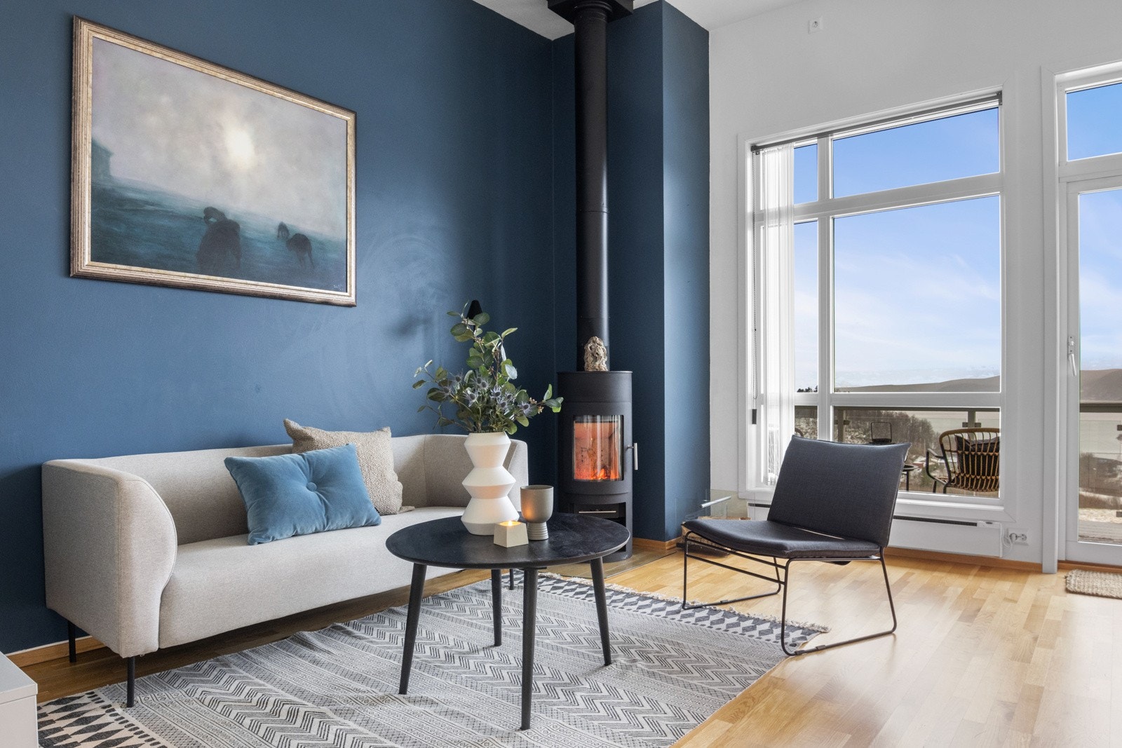 Lys og luftig stue og kjøkken med store vindusflater som slipper inn godt med naturlig lys. Galleribilde