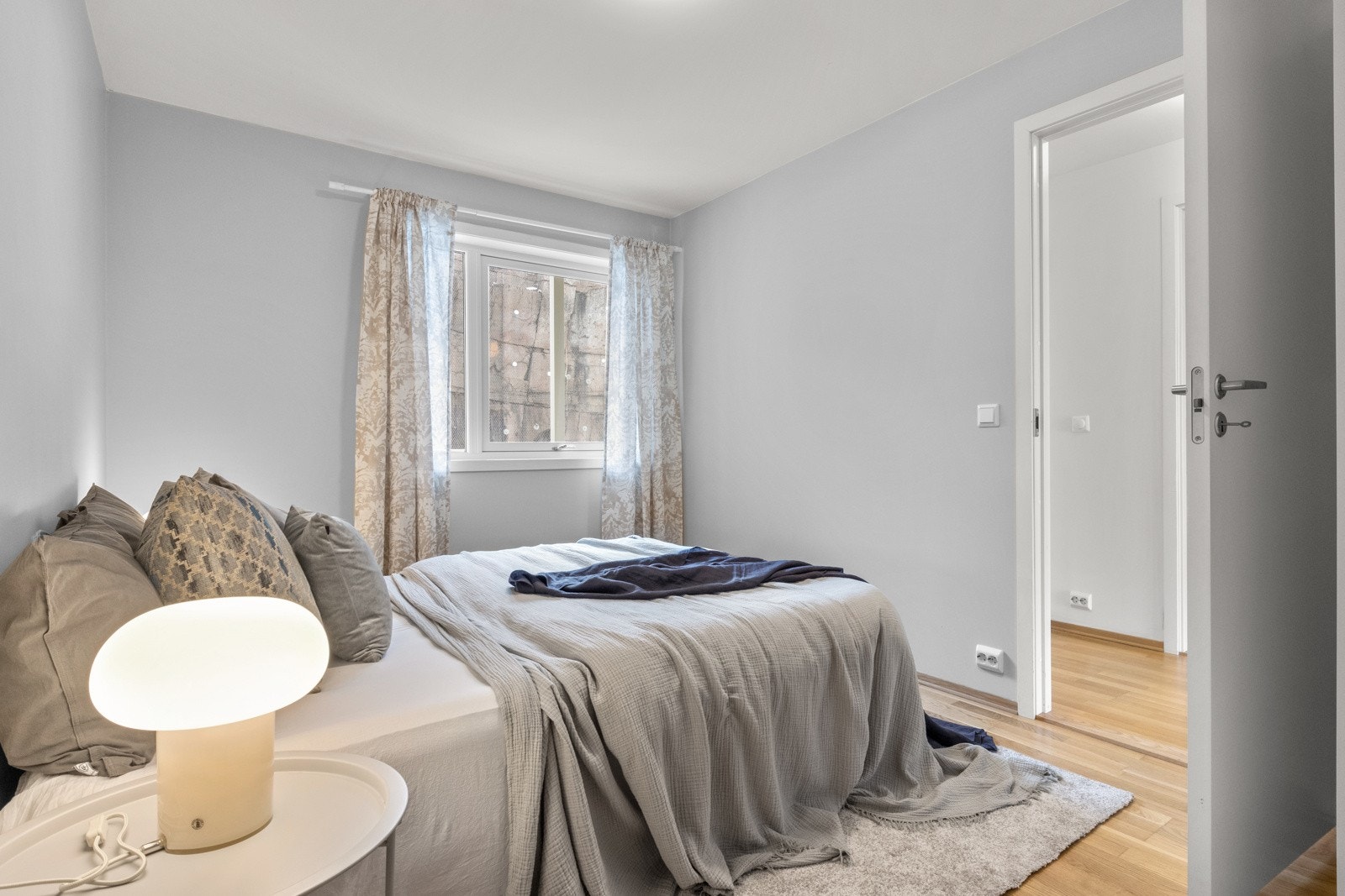 Leiligheten har to soverom, hvorav begge er malt i lyse og tidsriktige farger. Galleribilde