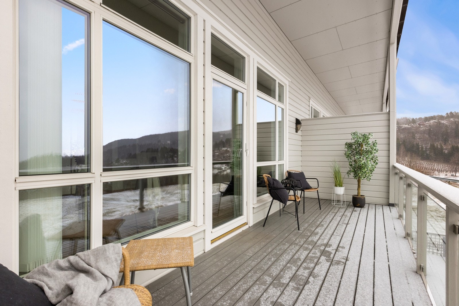 Overbygget balkong med plass til flere sittegrupper. Galleribilde