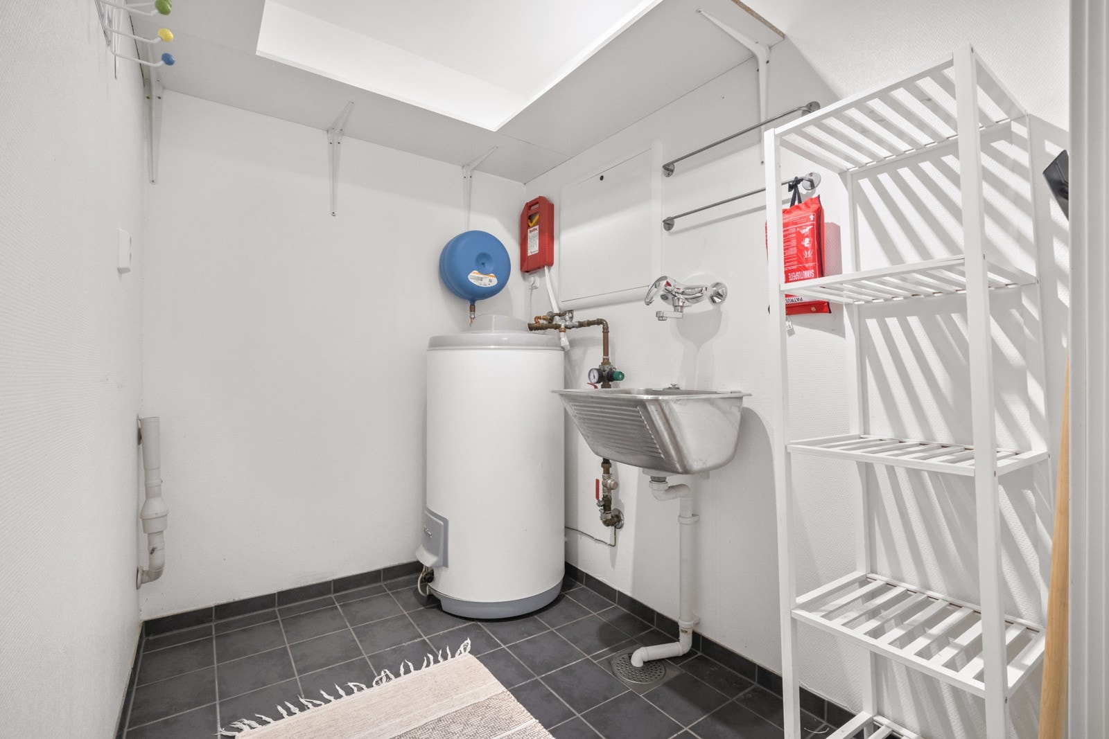 Praktisk separat vaskerom med god oppbevaringsplass. Galleribilde