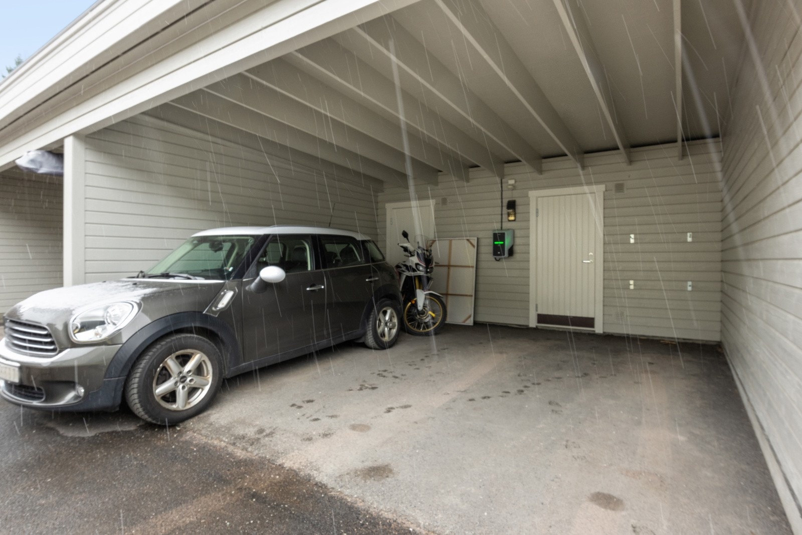 Parkering og bod i felles carportrekke. Galleribilde