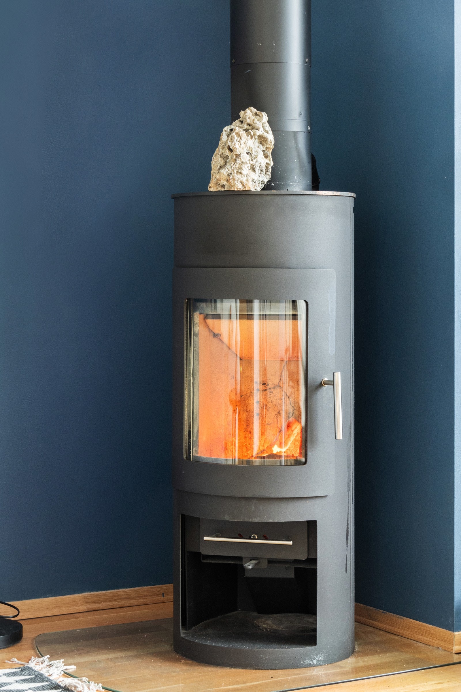 Hyggelig peisovn som gir god varme på kalde vinterdager. Galleribilde