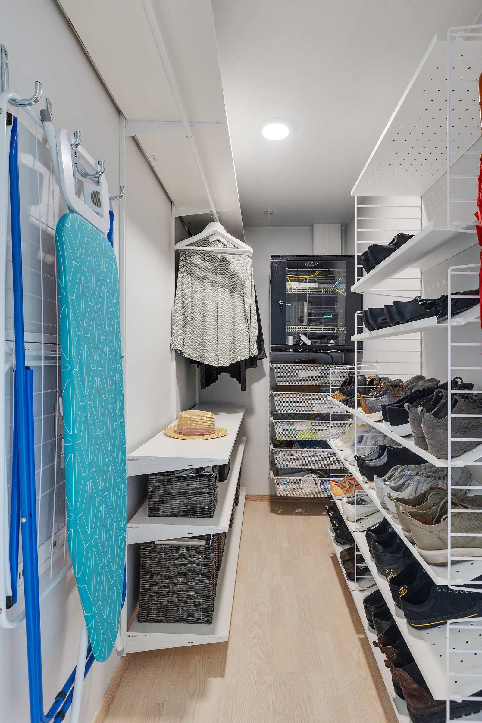 Gode oppbevaringsmuligheter i omkledningsrom/bod. Galleribilde