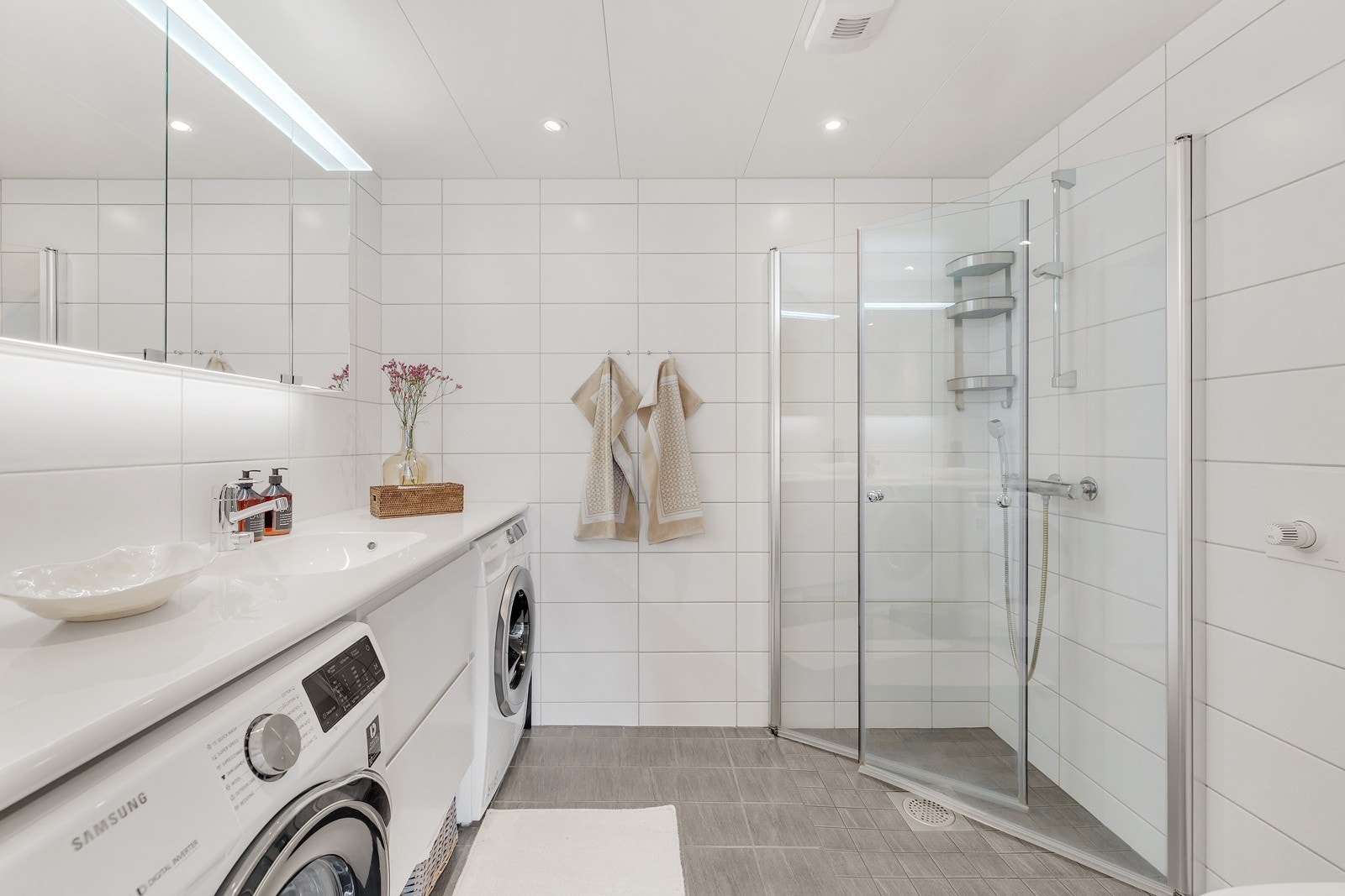 Badet er romslig og har godt med oppbevaringsplass i servantskap Galleribilde