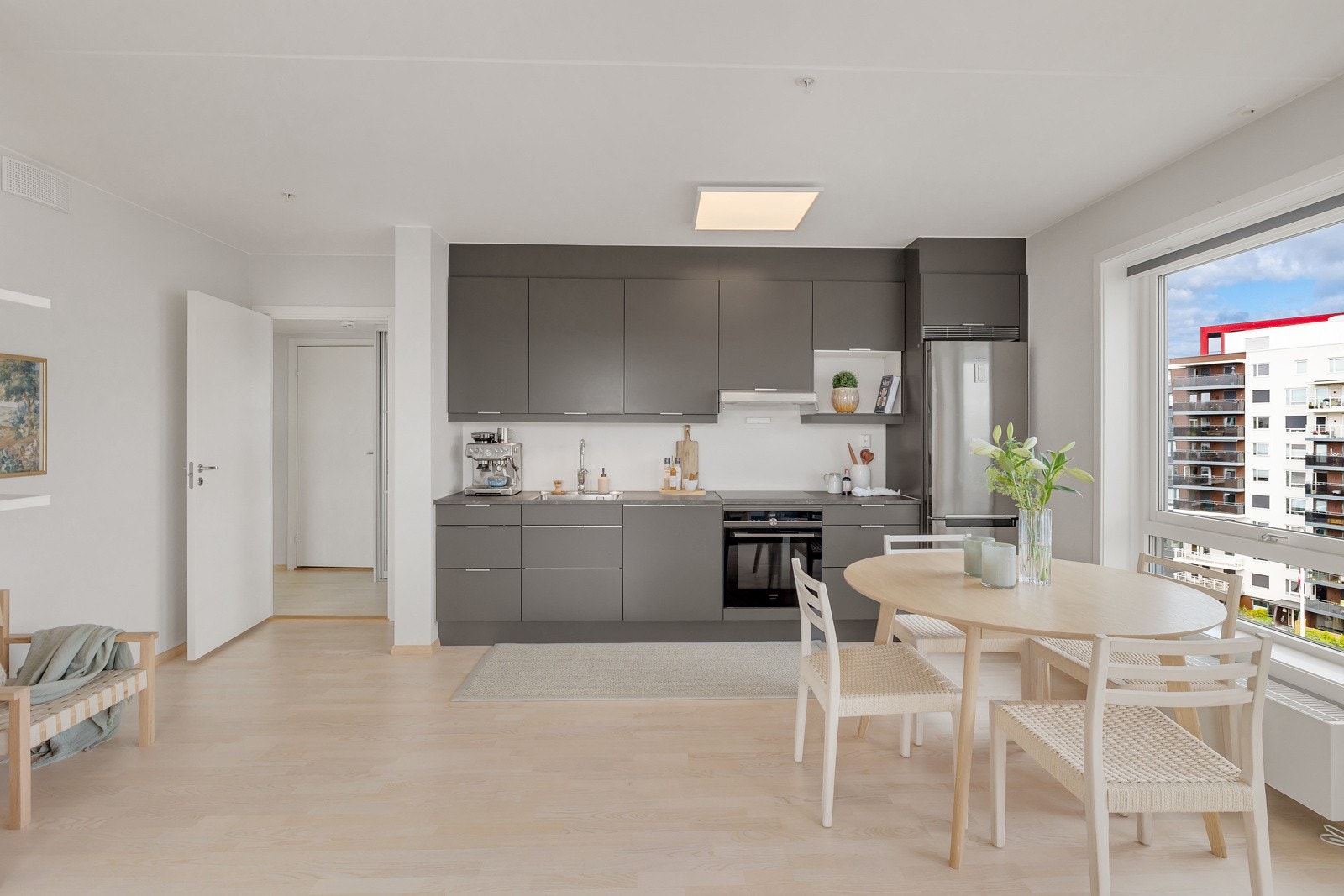 Leiligheten har et delikat kjøkken med grå innredning med slette fronter og laminert benkeplate. Galleribilde