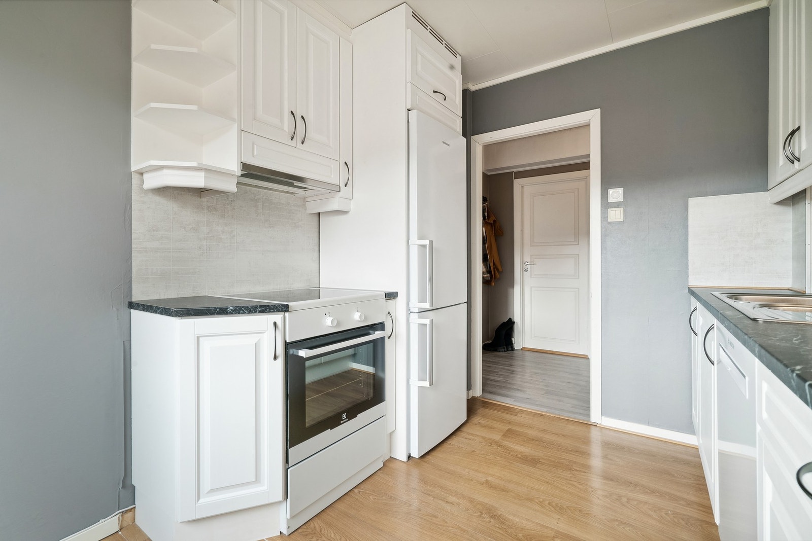 Kjøkken hvor det er plass til et lite bord ved kjøkkenvinduet. Galleribilde