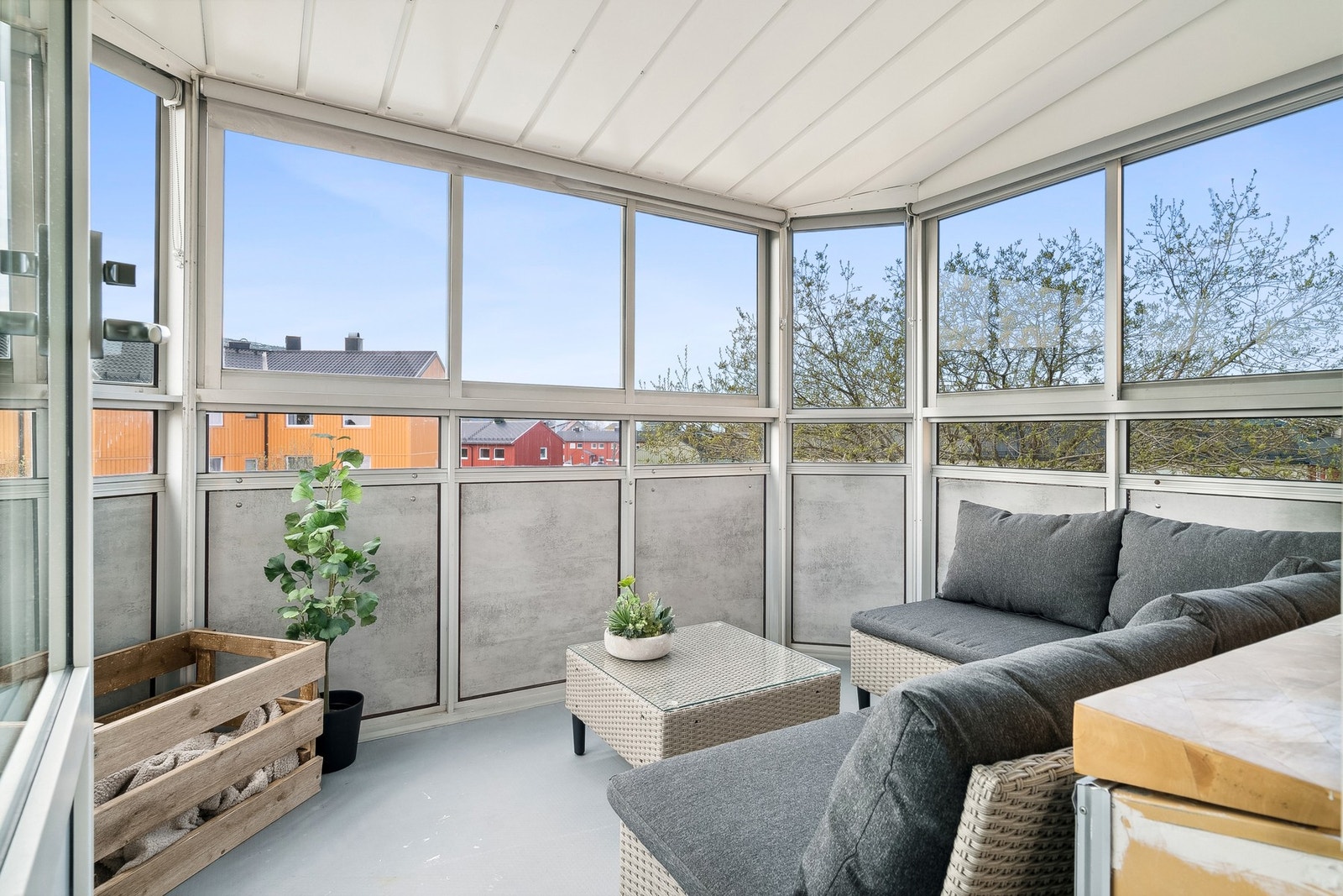 Balkongen har vinduer, som kan skyves til side på de varme dagene. Galleribilde