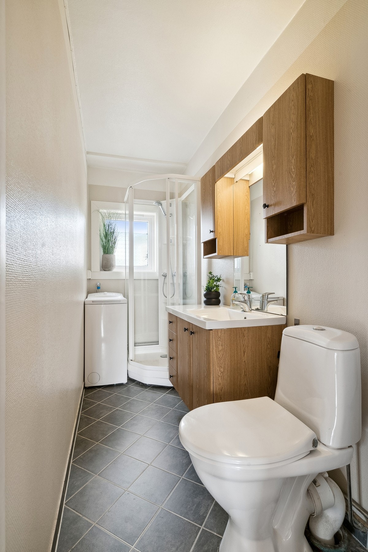 Badets areal er godt utnyttet, slik at det er plass til vaskemaskin. Galleribilde